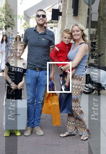 Amsterdam 14 juli 2022
Dutch performante Chahid Charrak met vrouw en kinderen op de pc hooftstraat.