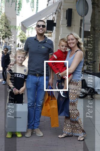 Amsterdam 14 juli 2022
Dutch performante Chahid Charrak met vrouw en kinderen op de pc hooftstraat.