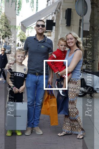 Amsterdam 14 juli 2022
Dutch performante Chahid Charrak met vrouw en kinderen op de pc hooftstraat.