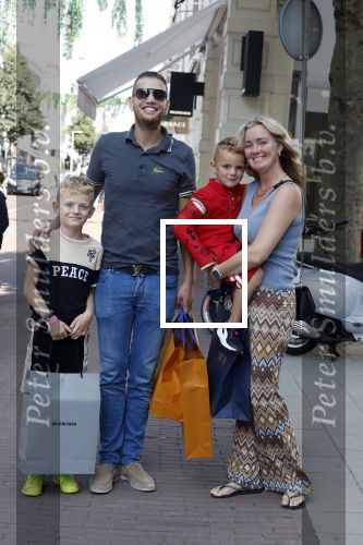 Amsterdam 14 juli 2022
Dutch performante Chahid Charrak met vrouw en kinderen op de pc hooftstraat.