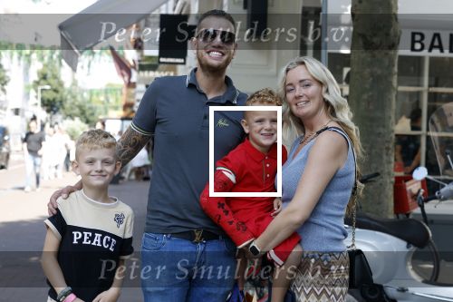 Amsterdam 14 juli 2022
Dutch performante Chahid Charrak met vrouw en kinderen op de pc hooftstraat.