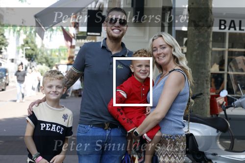 Amsterdam 14 juli 2022
Dutch performante Chahid Charrak met vrouw en kinderen op de pc hooftstraat.