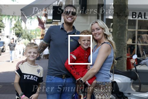 Amsterdam 14 juli 2022
Dutch performante Chahid Charrak met vrouw en kinderen op de pc hooftstraat.