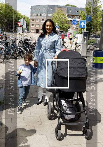Amsterdam 26 juni 2022
Presentatie nieuwe lijn van Patty Brard en het kruitvat bij de borrelbar.
Dyantha Brooks met haar dochter en zoion