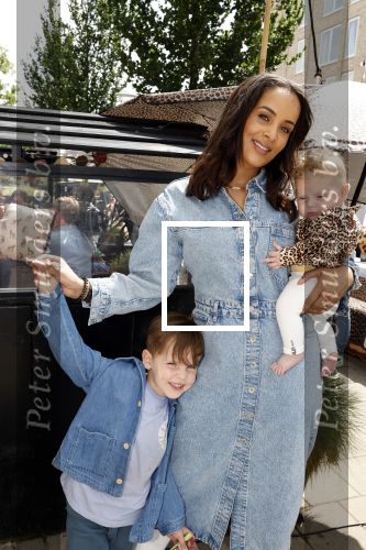 Amsterdam 26 juni 2022
Presentatie nieuwe lijn van Patty Brard en het kruitvat bij de borrelbar.
Dyantha Brooks met haar dochter en zoion