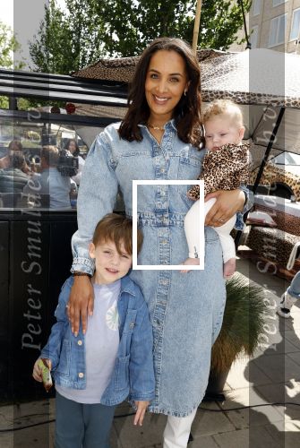 Amsterdam 26 juni 2022
Presentatie nieuwe lijn van Patty Brard en het kruitvat bij de borrelbar.
Dyantha Brooks met haar dochter en zoion