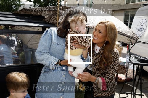 Amsterdam 26 juni 2022
Presentatie nieuwe lijn van Patty Brard en het kruitvat bij de borrelbar.
Dyantha Brooks met haar dochter en zoion