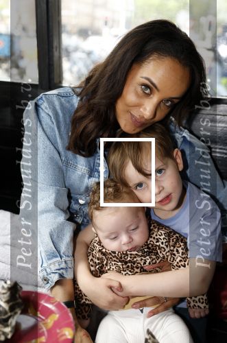 Amsterdam 26 juni 2022
Presentatie nieuwe lijn van Patty Brard en het kruitvat bij de borrelbar.
Dyantha Brooks met haar dochter en zoion