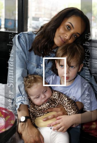 Amsterdam 26 juni 2022
Presentatie nieuwe lijn van Patty Brard en het kruitvat bij de borrelbar.
Dyantha Brooks met haar dochter en zoion