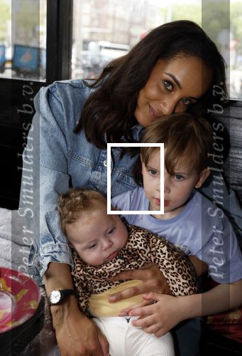 Amsterdam 26 juni 2022
Presentatie nieuwe lijn van Patty Brard en het kruitvat bij de borrelbar.
Dyantha Brooks met haar dochter en zoion