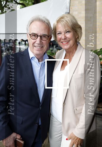Amsterdam 1 juli 2022
Onthulling kunstwerk met daarop Willy Alberti en Johnny Kraaijkamp bij hotel Americain.
Aanwezig de kinderen Tonny Alberti en Willeke Alberti en Johnny Kraaijkamp en Sanne Kraaijkamp. Edvard Niessing met zijn vriendin