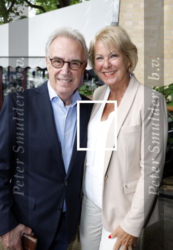 Amsterdam 1 juli 2022
Onthulling kunstwerk met daarop Willy Alberti en Johnny Kraaijkamp bij hotel Americain.
Aanwezig de kinderen Tonny Alberti en Willeke Alberti en Johnny Kraaijkamp en Sanne Kraaijkamp. Edvard Niessing met zijn vriendin