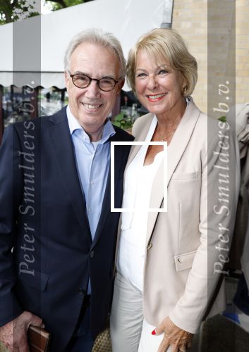 Amsterdam 1 juli 2022
Onthulling kunstwerk met daarop Willy Alberti en Johnny Kraaijkamp bij hotel Americain.
Aanwezig de kinderen Tonny Alberti en Willeke Alberti en Johnny Kraaijkamp en Sanne Kraaijkamp. Edvard Niessing met zijn vriendin