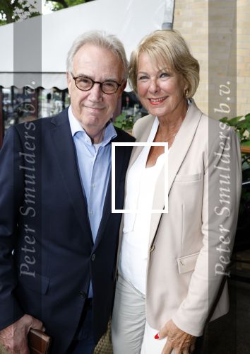 Amsterdam 1 juli 2022
Onthulling kunstwerk met daarop Willy Alberti en Johnny Kraaijkamp bij hotel Americain.
Aanwezig de kinderen Tonny Alberti en Willeke Alberti en Johnny Kraaijkamp en Sanne Kraaijkamp. Edvard Niessing met zijn vriendin