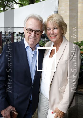 Amsterdam 1 juli 2022
Onthulling kunstwerk met daarop Willy Alberti en Johnny Kraaijkamp bij hotel Americain.
Aanwezig de kinderen Tonny Alberti en Willeke Alberti en Johnny Kraaijkamp en Sanne Kraaijkamp. Edvard Niessing met zijn vriendin