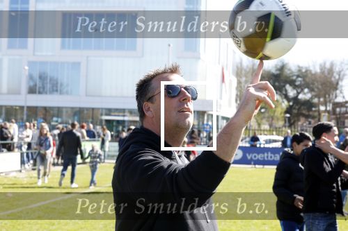 Utrecht 27 maart 2022
Bij voetbalclub DHSC in Utrecht wordt een dag georganiseerd waar geld opgehaald wordt voor Ukraine. Edward v Cuilenborg met videocamera