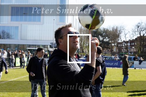 Utrecht 27 maart 2022
Bij voetbalclub DHSC in Utrecht wordt een dag georganiseerd waar geld opgehaald wordt voor Ukraine. Edward v Cuilenborg met videocamera
