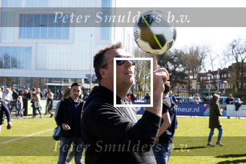 Utrecht 27 maart 2022
Bij voetbalclub DHSC in Utrecht wordt een dag georganiseerd waar geld opgehaald wordt voor Ukraine. Edward v Cuilenborg met videocamera