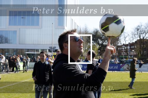 Utrecht 27 maart 2022
Bij voetbalclub DHSC in Utrecht wordt een dag georganiseerd waar geld opgehaald wordt voor Ukraine. Edward v Cuilenborg met videocamera