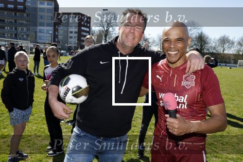 Utrecht 27 maart 2022
Bij voetbalclub DHSC in Utrecht wordt een dag georganiseerd waar geld opgehaald wordt voor Ukraine. Wesley Sneijder Mart Hoogkamer Evgeniy Levchenko Djarno Hofland Juvat Westendorp Koen Weijland Noa Zeeuw Glenn Helder ea spelen oa mee. Glen Helder en Edward v Cuilenborg