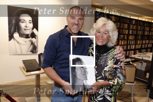 Hilversum 28 maart 2022
Presentatie boek en munt van Bibian Mentel. Haar man Edwin Spee kwam met zijn vriendin Mandy. Edwin Spee met de moeder van Bibian