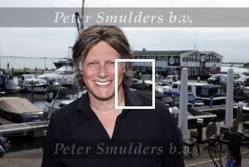 Volendam 30 juni 2022
CD presentatie bij Lotje van Edwin v Hoevelaak en zijn vriendin Natasja Poels . jan Keizer reikte de eerste cd uit.