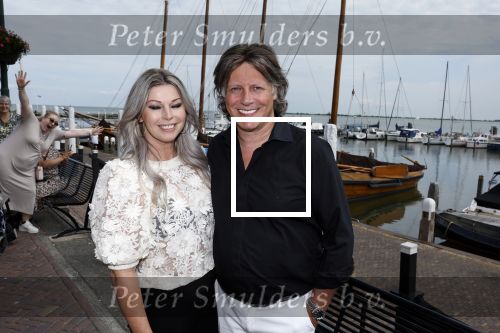 Volendam 30 juni 2022
CD presentatie bij Lotje van Edwin v Hoevelaak en zijn vriendin Natasja Poels . jan Keizer reikte de eerste cd uit.