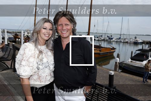 Volendam 30 juni 2022
CD presentatie bij Lotje van Edwin v Hoevelaak en zijn vriendin Natasja Poels . jan Keizer reikte de eerste cd uit.