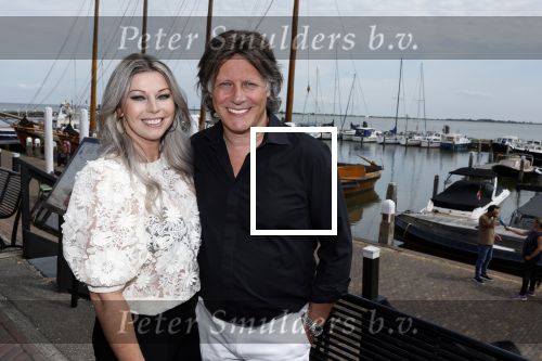 Volendam 30 juni 2022
CD presentatie bij Lotje van Edwin v Hoevelaak en zijn vriendin Natasja Poels . jan Keizer reikte de eerste cd uit.