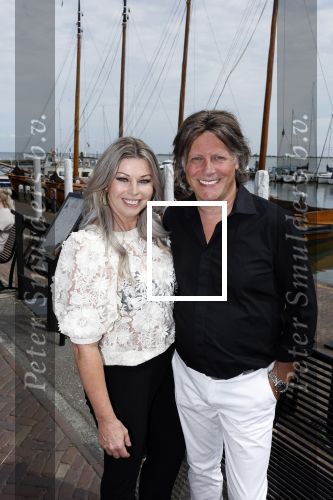 Volendam 30 juni 2022
CD presentatie bij Lotje van Edwin v Hoevelaak en zijn vriendin Natasja Poels . jan Keizer reikte de eerste cd uit.