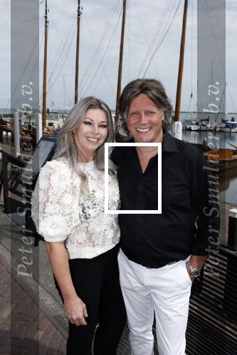 Volendam 30 juni 2022
CD presentatie bij Lotje van Edwin v Hoevelaak en zijn vriendin Natasja Poels . jan Keizer reikte de eerste cd uit.