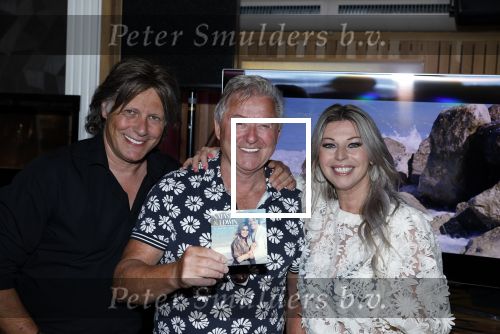 Volendam 30 juni 2022
CD presentatie bij Lotje van Edwin v Hoevelaak en zijn vriendin Natasja Poels . jan Keizer reikte de eerste cd uit.