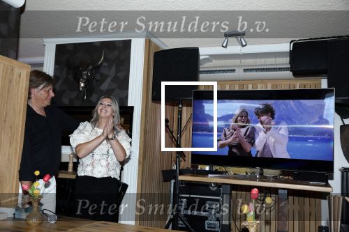 Volendam 30 juni 2022
CD presentatie bij Lotje van Edwin v Hoevelaak en zijn vriendin Natasja Poels . jan Keizer reikte de eerste cd uit.