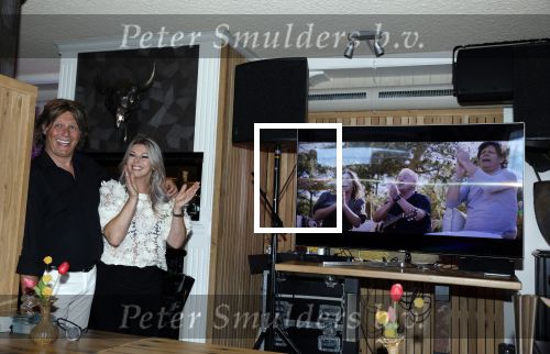 Volendam 30 juni 2022
CD presentatie bij Lotje van Edwin v Hoevelaak en zijn vriendin Natasja Poels . jan Keizer reikte de eerste cd uit.