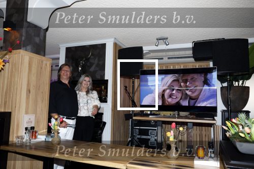 Volendam 30 juni 2022
CD presentatie bij Lotje van Edwin v Hoevelaak en zijn vriendin Natasja Poels . jan Keizer reikte de eerste cd uit.