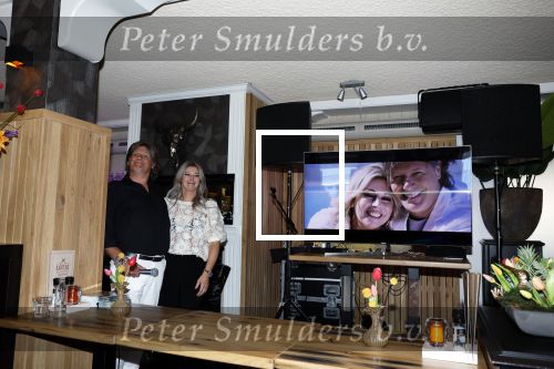 Volendam 30 juni 2022
CD presentatie bij Lotje van Edwin v Hoevelaak en zijn vriendin Natasja Poels . jan Keizer reikte de eerste cd uit.