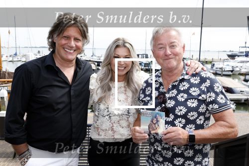 Volendam 30 juni 2022
CD presentatie bij Lotje van Edwin v Hoevelaak en zijn vriendin Natasja Poels . jan Keizer reikte de eerste cd uit.