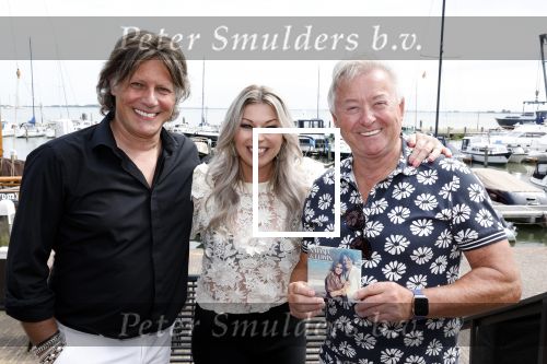 Volendam 30 juni 2022
CD presentatie bij Lotje van Edwin v Hoevelaak en zijn vriendin Natasja Poels . jan Keizer reikte de eerste cd uit.