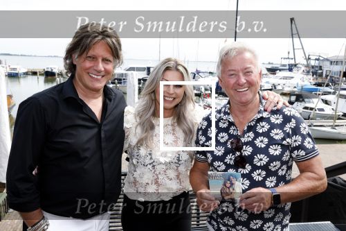 Volendam 30 juni 2022
CD presentatie bij Lotje van Edwin v Hoevelaak en zijn vriendin Natasja Poels . jan Keizer reikte de eerste cd uit.