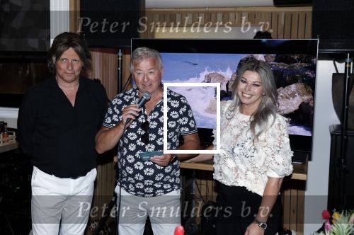 Volendam 30 juni 2022
CD presentatie bij Lotje van Edwin v Hoevelaak en zijn vriendin Natasja Poels . jan Keizer reikte de eerste cd uit.
