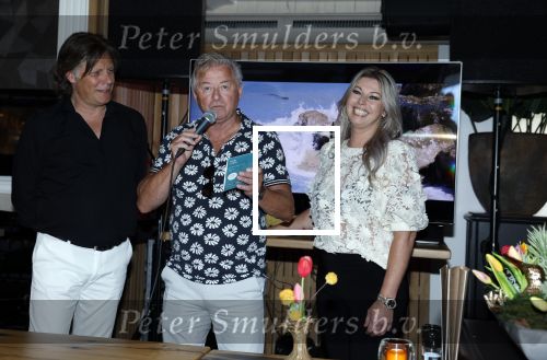 Volendam 30 juni 2022
CD presentatie bij Lotje van Edwin v Hoevelaak en zijn vriendin Natasja Poels . jan Keizer reikte de eerste cd uit.
