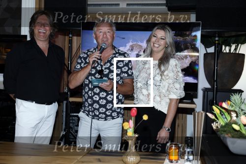 Volendam 30 juni 2022
CD presentatie bij Lotje van Edwin v Hoevelaak en zijn vriendin Natasja Poels . jan Keizer reikte de eerste cd uit.