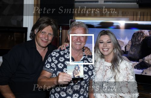 Volendam 30 juni 2022
CD presentatie bij Lotje van Edwin v Hoevelaak en zijn vriendin Natasja Poels . jan Keizer reikte de eerste cd uit.