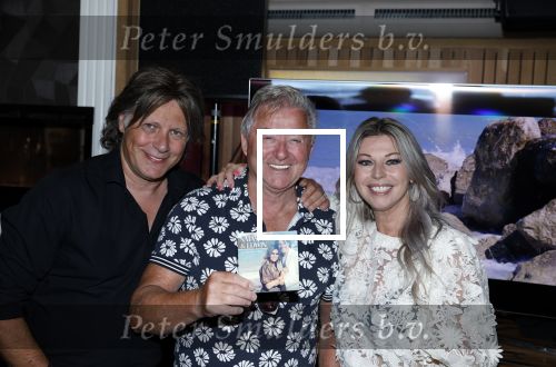Volendam 30 juni 2022
CD presentatie bij Lotje van Edwin v Hoevelaak en zijn vriendin Natasja Poels . jan Keizer reikte de eerste cd uit.