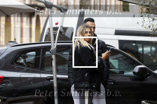 Amsterdam 30 maart 2022
Eran Zahavi en zijnn vrouw  Shay Zahavi aan het wineklen in Amsterdam zuid