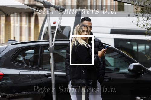 Amsterdam 30 maart 2022
Eran Zahavi en zijnn vrouw  Shay Zahavi aan het wineklen in Amsterdam zuid
