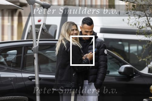 Amsterdam 30 maart 2022
Eran Zahavi en zijnn vrouw  Shay Zahavi aan het wineklen in Amsterdam zuid