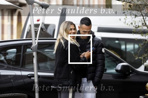 Amsterdam 30 maart 2022
Eran Zahavi en zijnn vrouw  Shay Zahavi aan het wineklen in Amsterdam zuid
