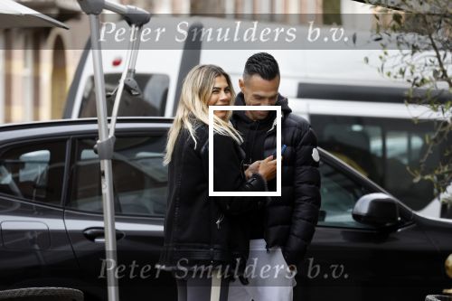 Amsterdam 30 maart 2022
Eran Zahavi en zijnn vrouw  Shay Zahavi aan het wineklen in Amsterdam zuid