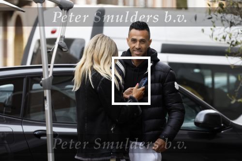 Amsterdam 30 maart 2022
Eran Zahavi en zijnn vrouw  Shay Zahavi aan het wineklen in Amsterdam zuid